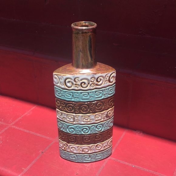 Beautiful Ceramic Vase - Picture 3 of 11